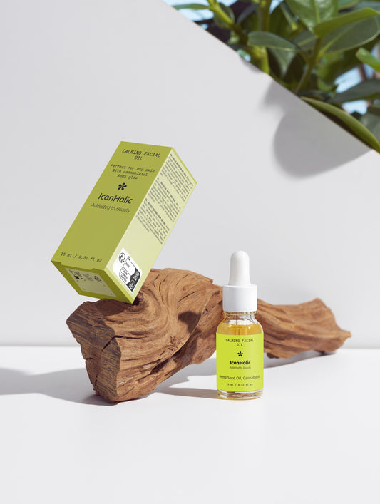 Flacon van Calming Facial Oil met 1% CBD, ideaal voor het kalmeren en hydrateren van de huid.